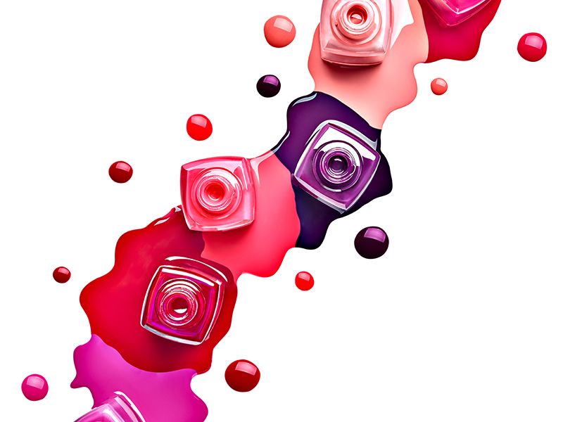 Imagen aislada de esmaltes de uñas con el esmalte derramado.