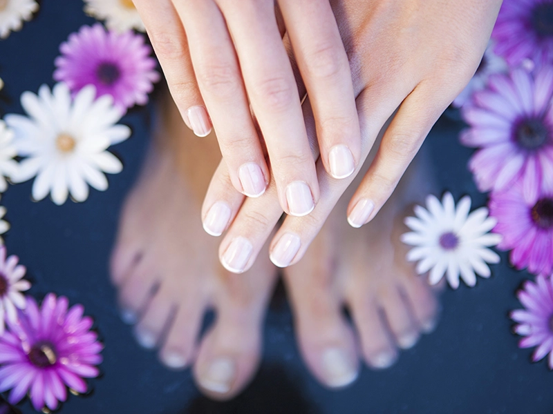 Manicura y pedicura con las uñas maquilladas con la francesa.